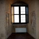 Entriamo quindi nella sala di Bona Sforza, la pi� rappresentativa del piano nobile. Da un lato una fila di finestre rientranti d� sul cortile: spicca in particolare quella centrale...